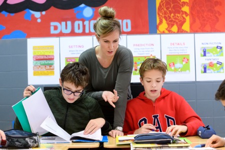 2 leerlingen krijgen tweetalig onderwijs op het Comenius Lyceum