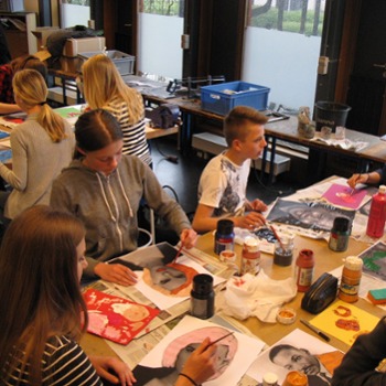 leerlingen Comenius in les beeldende vorming