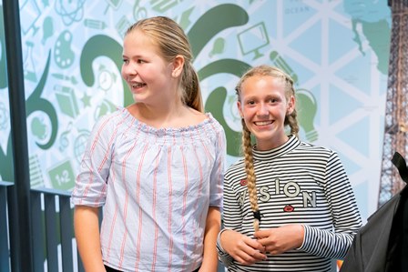 afbeelding: twee leerlingen in het Comenius College Nieuwerkerk