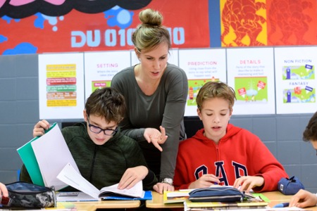 2 leerlingen krijgen tweetalig onderwijs op het Comenius Lyceum 2 leerlingen krijgen tweetalig onderwijs op het Comenius Lyceum