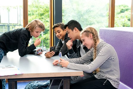 foto: juniormentoren hebben overleg op het Comenius College in Nieuwerkerk