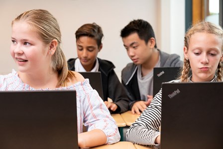 afbeelding: leerlingen werken met de laptop tijdens lessen op het Comenius College.